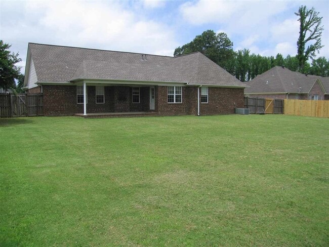 Building Photo - 443 Beverly Dr