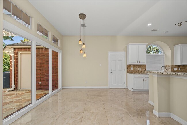 Building Photo - 14135 Swallowfield Dr