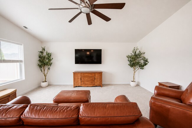 Building Photo - 4 Bedroom, 2 Bathroom Home Near Lake Lowell