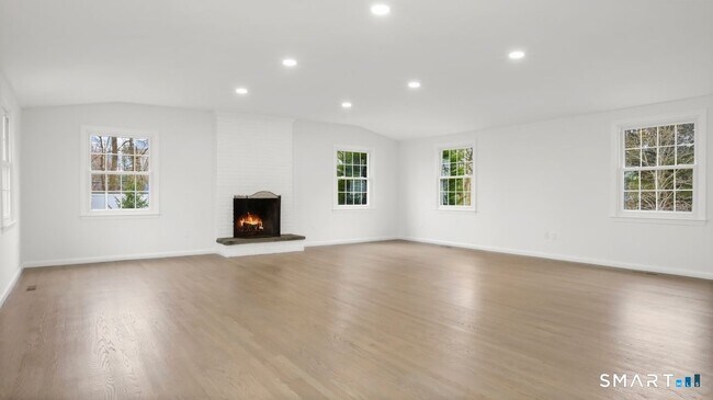 Building Photo - 519 E Putnam Ave