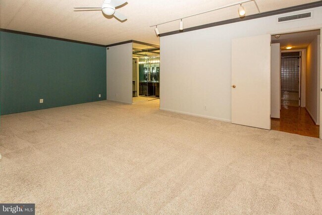 Building Photo - 20930 Valley Forge Cir