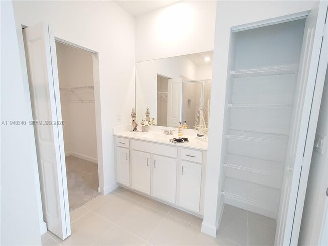 Building Photo - 400 SE Crossoak Ln