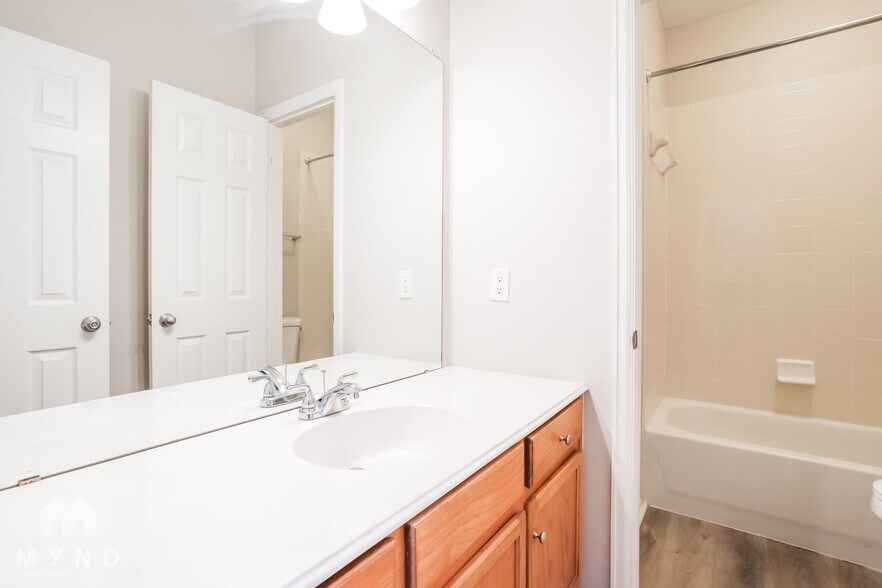 Building Photo - 2720 Maple Creek Dr