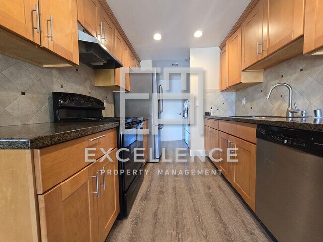 Building Photo - Fabulous 2/2 Duplex with Garage,Cat OK, Patio, Granite Counters and Fireplace