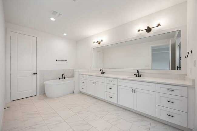 Building Photo - 2215 Mansfield St