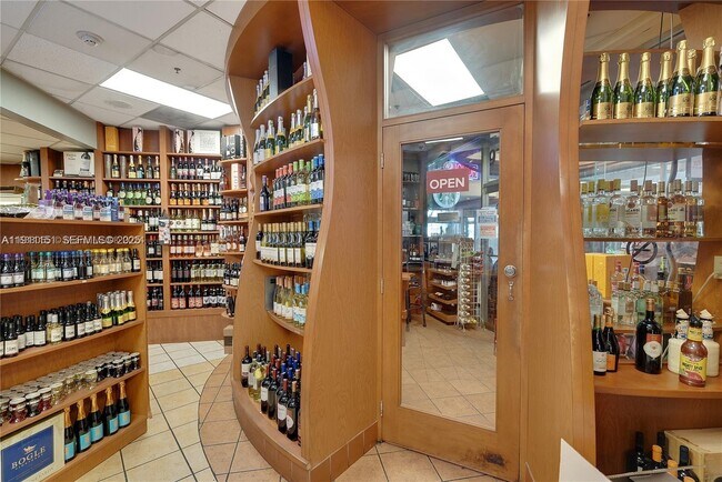 Building Photo - 1717 N Bayshore Dr