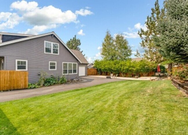 Building Photo - Beautiful Bend Home with Large Bonus Room ...