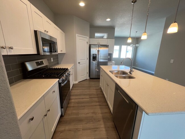 Building Photo - Immaculate Townhome Close to Woodmen and P...