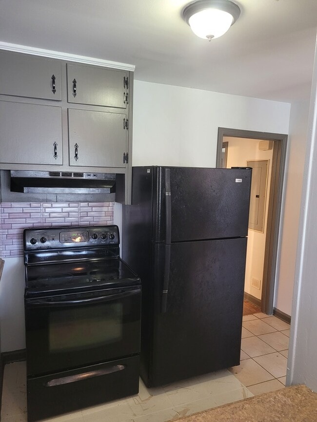 Building Photo - Three Bedroom Brick Ranch Home, Total Elec...
