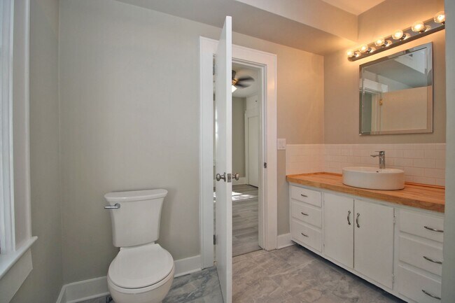 Building Photo - Spacious Student Home in Melrose Heights –...