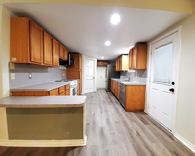 Building Photo - Welcome to this charming 2 bedroom, 2 bathroom home in Henderson, Texas!