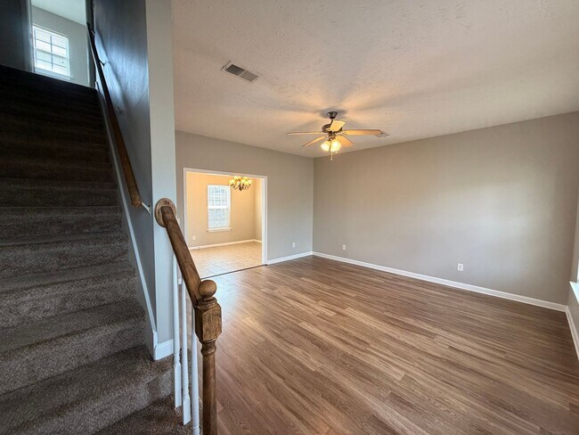 Building Photo - 3 BR, 2.5 BA, 2 Car Garage, Fenced in Backyard