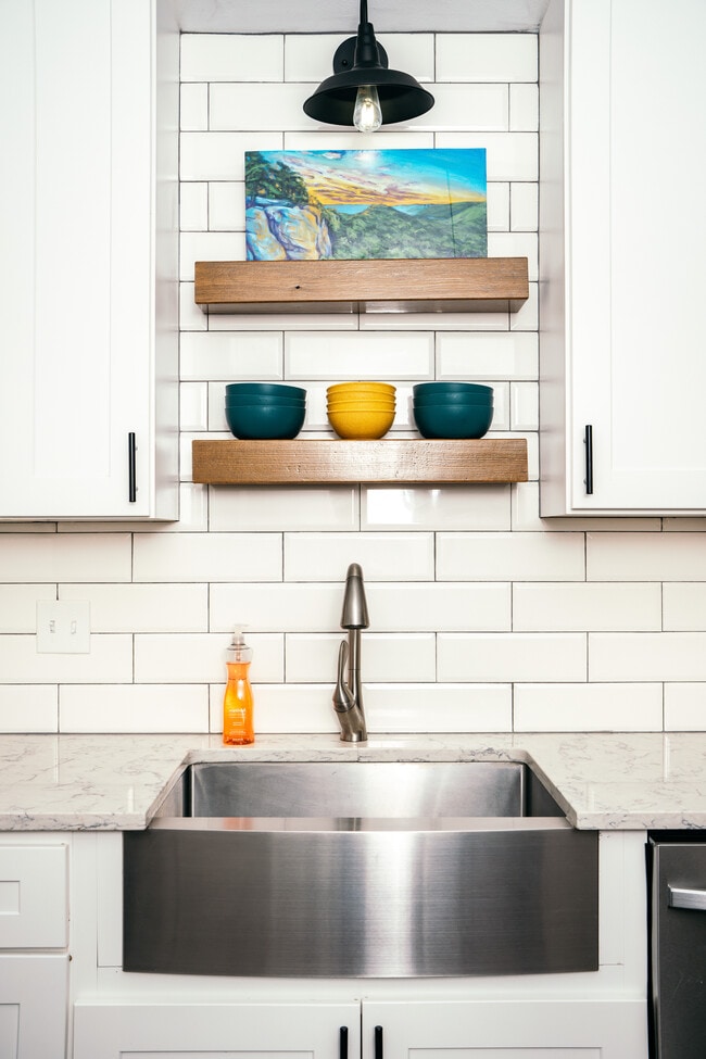 Building Photo - 1605 SE P St