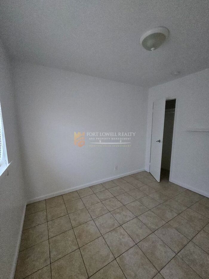 Building Photo - 6 E Hill Dr