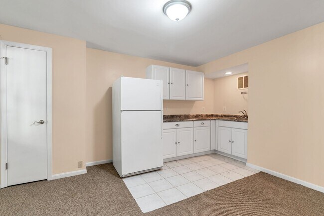 Building Photo - Very Charming 3 Bedroom And 2.5 Bathroom Townhouse With Private Deck In Country Creek