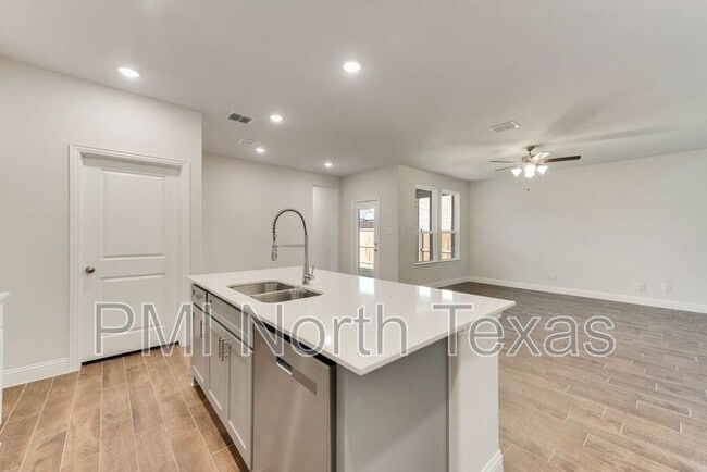 Building Photo - 737 Portina Dr