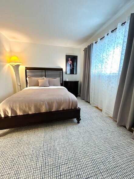 Queen bedroom - 335 Scott St