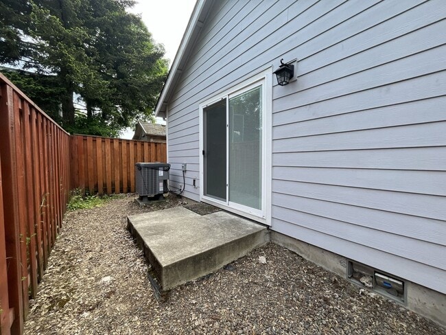 Building Photo - 2822 NE Davis St