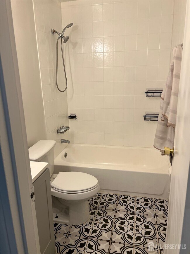 Building Photo - 18 Lake Ave