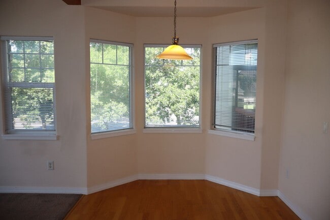 Building Photo - Cozy Two Bedroom Condo