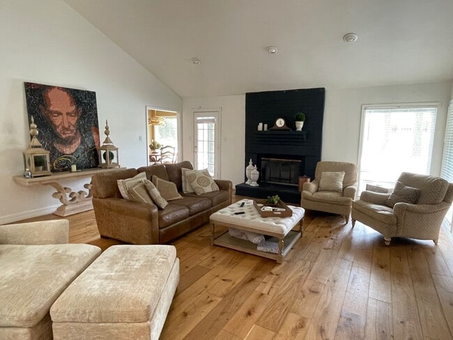 Building Photo - 10 Riviera Ct