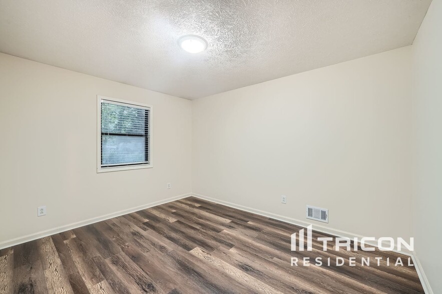 Building Photo - 136 Bramble Oak Dr