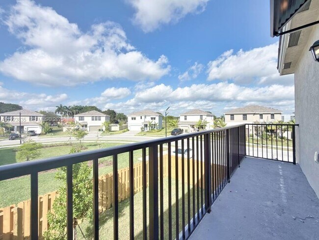 Building Photo - 196 NE 13th Ave