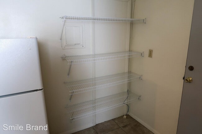 Building Photo - Studio, 1 bath Room For Rent - 510 E. Clark