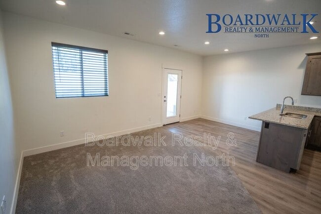 Building Photo - 440 1625 N