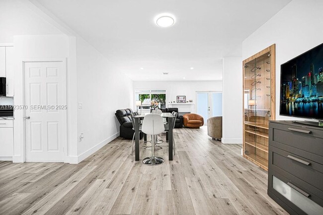 Building Photo - 876 NE 81st St