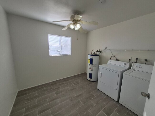 Building Photo - Large 4 Bed 2 Bath House