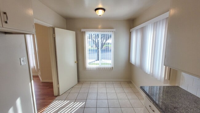 Building Photo - m12307