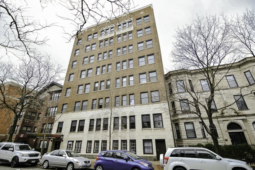 Building Photo - 823 W Lakeside Pl