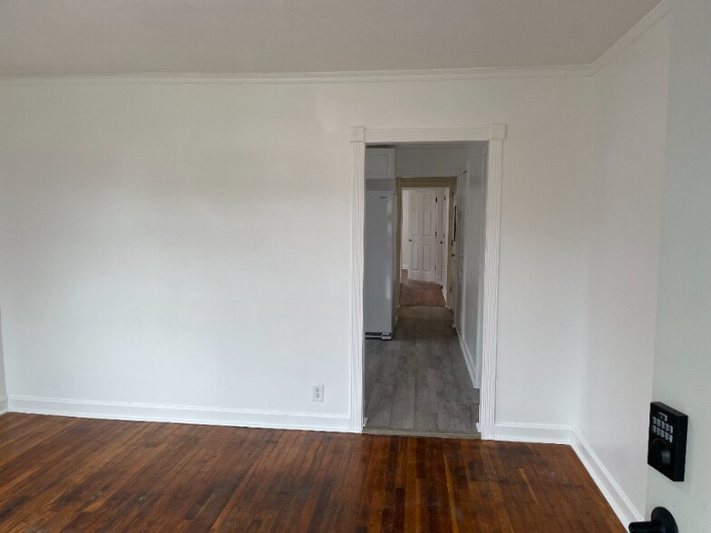 Building Photo - 1007 E Unaka Ave