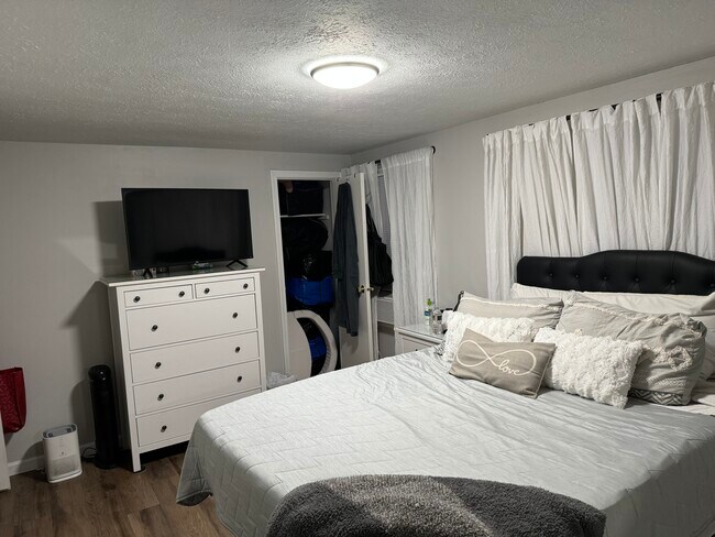 Bedroom with 2 closets - 35 Genessee St