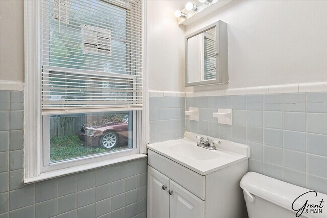 Building Photo - 3 Bed Bungelow $1200.00/mo