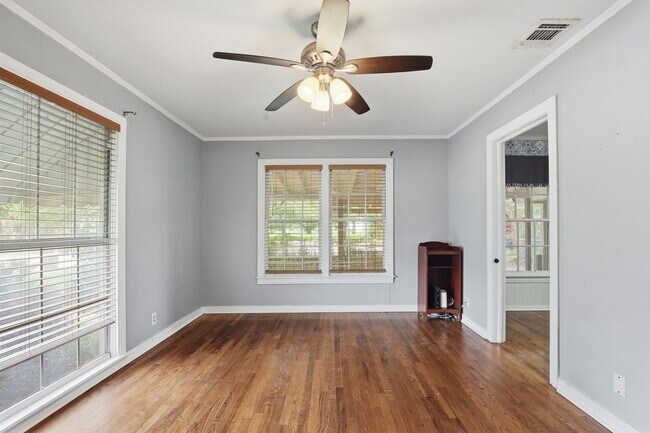 Building Photo - Great in Granbury