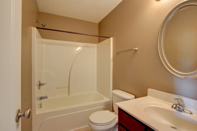 Building Photo - Well-maintained two-story home located in Arthur’s Court.