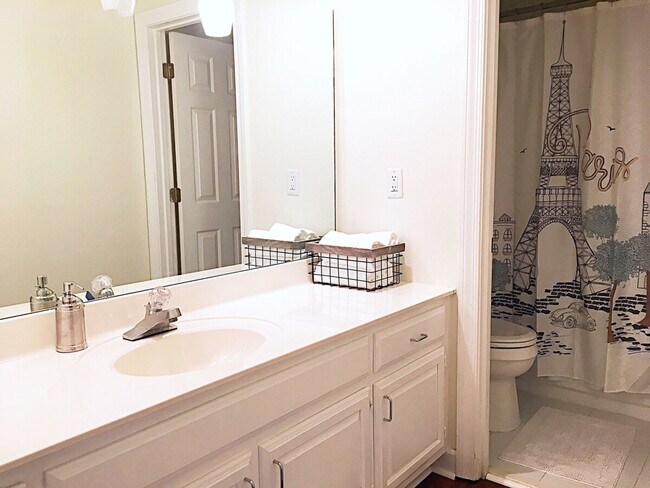 Building Photo - 2330 Evergreen Ln