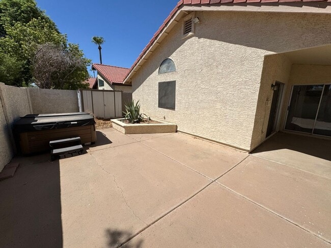 Building Photo - 1119 N Carriage Ln