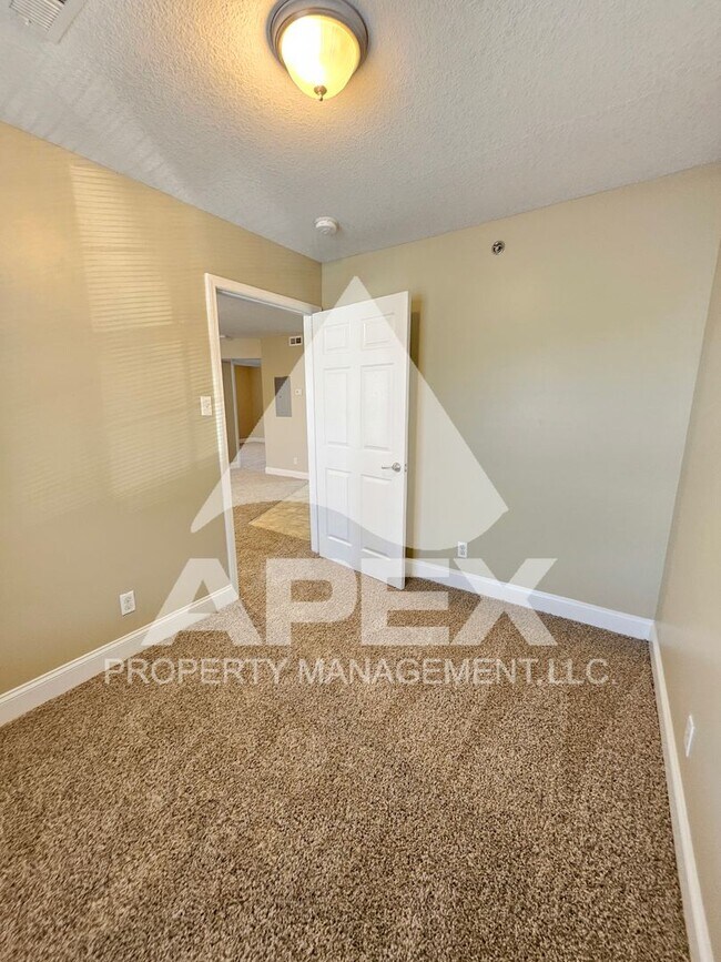 Building Photo - MOVE-IN SPECIAL,NO RENT TIL APRIL 1ST! - AVALON APARTMENT HOMES---NICE 3BD - 1BA Apartment off To...