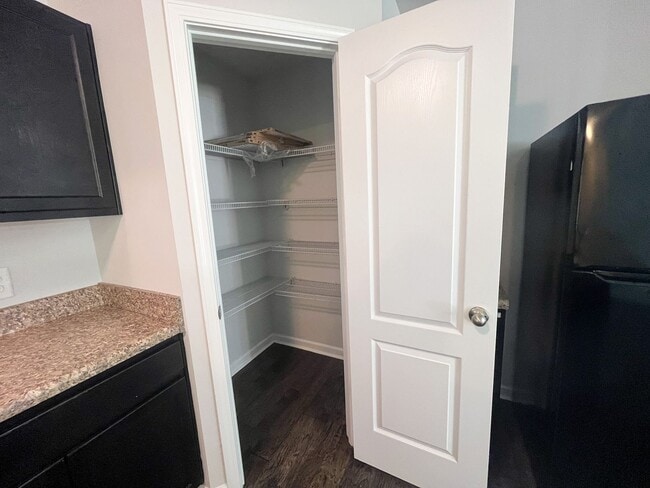 Building Photo - Beautiful 3 bedroom, 2 1/2 bathroom home i...