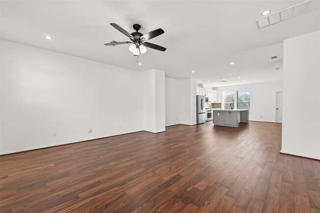 Building Photo - 10949 Cannes Memorial Dr