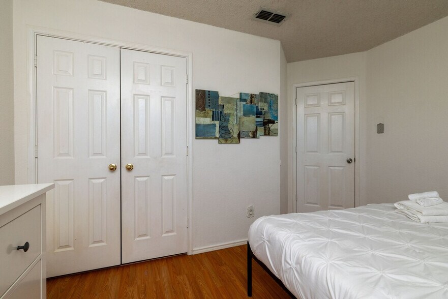 Building Photo - 3032 Marigold Dr
