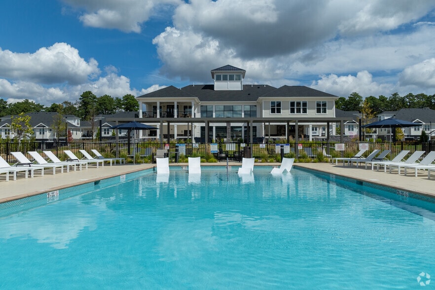 Pool - Presidential Gardens at Manchester