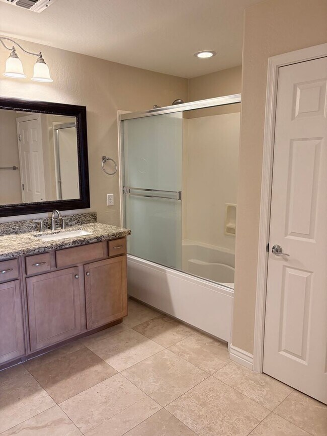 Building Photo - **STUNNING 4 BEDROOM/3 BATHROOM/2 CAR GARAGE/GATED COMMUNITY HOME IN MESA (SOUTHERN & LINDSAY)**