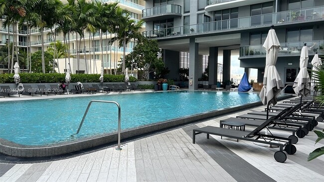 Building Photo - 121 NE 34th St