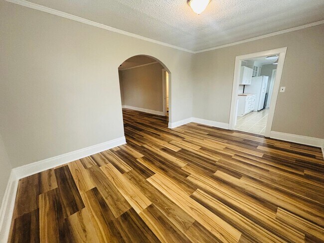 Building Photo - AVAILABLE NOW- Renovated in Rosewood!