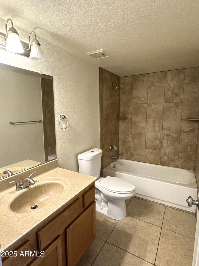 Building Photo - 925 S Longmore