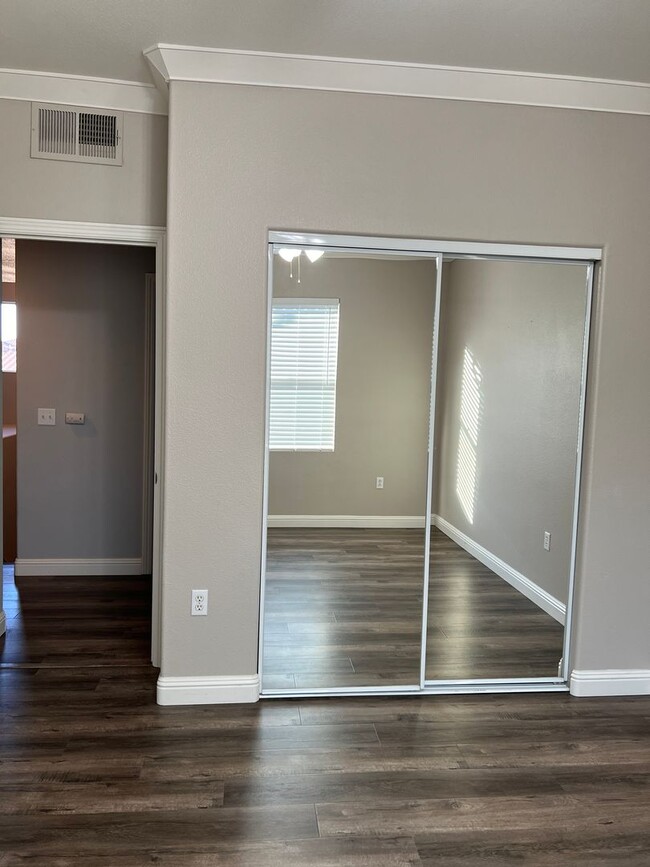 Building Photo - MOVE IN SPECIAL! 1/2 month rent free! West...